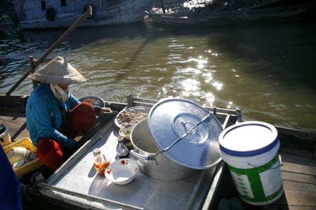 Ở đâu có chợ thì ở đó có “quà”. Những hàng quà rong cũng chòng chành trên sông nước.