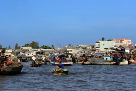 Nghề buôn bán trên sông thật chênh vênh và lắm thăng trầm. Cuộc sống của dân thương hồ càng khó khăn hơn khi ngày nay, siêu thị mọc lên ở khắp nơi, sức mua-sức bán trên chợ nổi đã giảm. Tuy nhiên, cho dù văn minh, hiện đại đến đâu thì chợ nổi vẫn tồn tại, đó là một trong những đặc trưng văn hóa mà khi nhắc đến ta không thể nhầm lẫn với bất cứ nơi nào trên đất nước Việt Nam.
