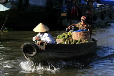 Nông sản được thu hoạch từ các nhà vườn khắp vùng về đây, trên những ghe nhỏ, để bán lại cho các ghe buôn lớn.