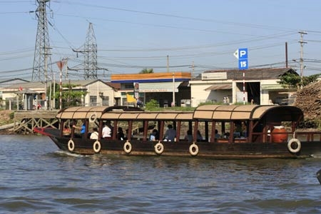 Đến Cần Thơ mà chưa đi chợ nổi Cái Răng thì coi như chưa ghé Cần Thơ. Nét đặc trưng văn hoá đã trở thành điểm du lịch hấp dẫn. Lênh đênh trên sông nước, hoà mình vào thiên nhiên, cuộc sống thật nhẹ nhàng. Đi chợ trên sông nước rõ ràng thú vị hơn rất nhiều so với phóng vi vút trên quốc lộ.