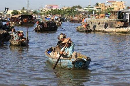 Đặc tính sông rạch chằng chịt nên ghe là phương tiện đi lại đắc lực. Cuộc sống nay tuy đã nhiều thay đổi, nhưng người dân vẫn gắn bó chặt chẽ với mái chèo. Họ vẫn muốn bảo tồn một nét đẹp văn hoá đã thấm sâu vào máu thịt.