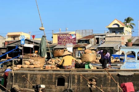 Chợ nổi giống như một xã hội thu nhỏ, mỗi chiếc ghe là một cuộc sống. Họ buôn bán từ mắm, muối, gạo đến các nông sản đặc trưng của các vùng quê. Trên mui ghe cắm một cây sào dài, trên đó treo những loại trái cây mà ghe có bán, để giới thiệu sản phẩm, tiếng địa phương gọi là “treo bẹo”. Nhìn vào các “treo bẹo” này, người ta biết được ghe bán những gì.