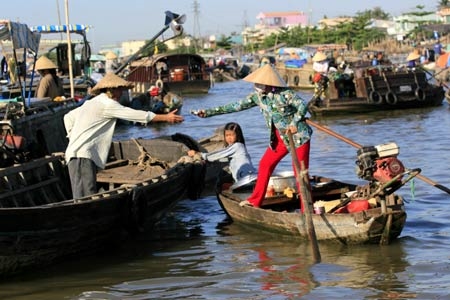 Thời gian họp chợ ngắn, từ 5 giờ đến 9 giờ sáng nên mọi thứ diễn ra thật nhanh chóng giữa người mua và người bán. Không nói thách cũng không bán chịu, một sự phóng khoáng đặc trưng của người miền Tây.
