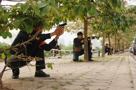 Triển khai đội hình tiếp cận mục tiêu.