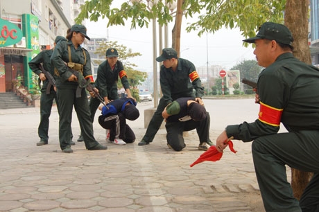 Đối tượng bắt cóc con tin bị khống chế.