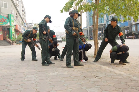 Đối tượng bắt cóc con tin bị khống chế.