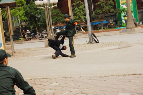Nữ DQCĐ quật ngã đối tượng bắt cóc con tin.
