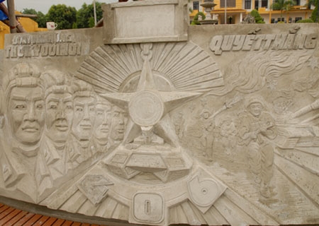 Bức phù điêu về truyền thống đơn vị đang được hoàn thiện.