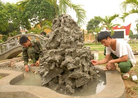Những “nghệ nhân” áo lính đang “tô vẽ” cho hòn non bộ.