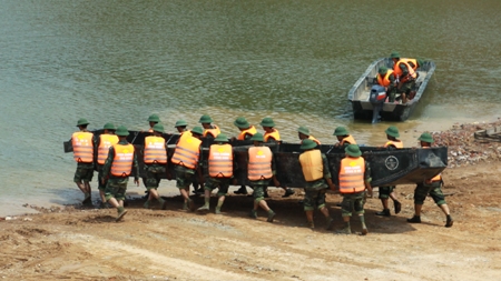 Tàu cứu nạn được lắp ghép nhanh chóng và khẩn trương hạ thuỷ