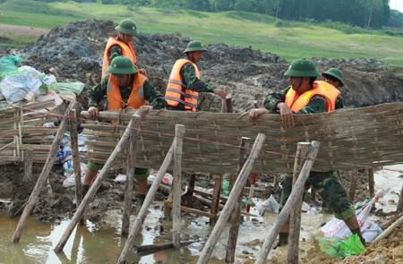 Đắp đập ngăn nước