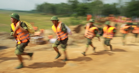 Các bao tải cát liên tục được đưa đến điểm cần xử lý một cách nhanh nhất