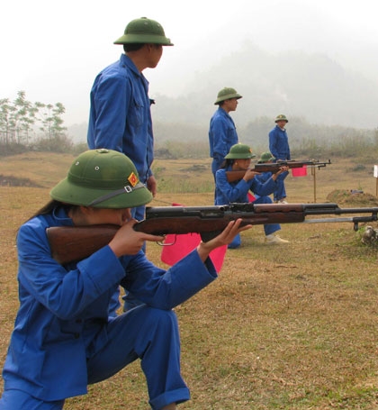 Các nữ tự vệ Thị xã Lai Châu tập động tác “quỳ bắn”.