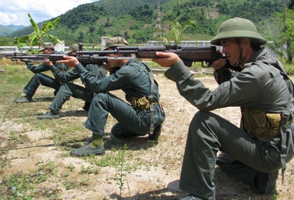 Dân quân Lai Châu tập động tác “quỳ bắn” đối với súng CKC.