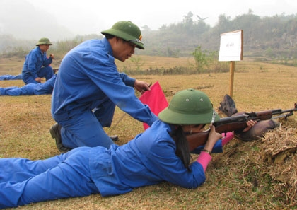 Cán bộ trung đội sửa tư thế nằm bắn cho người học.