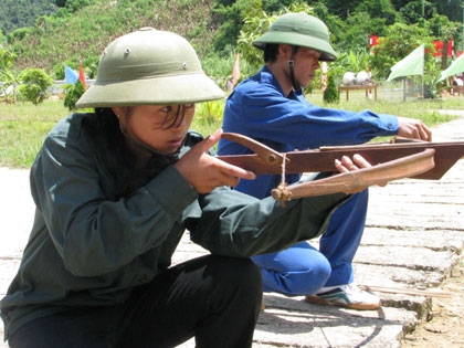 Dân quân tự vệ Lai Châu tập bắn nỏ.