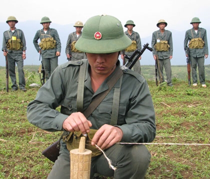 Dân quân Lai Châu học cách “gài mìn vướng nổ” thông qua mô hình tự tạo.