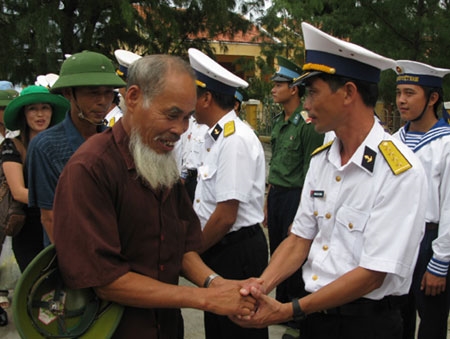 Đồng đội của con cũng là của cha.