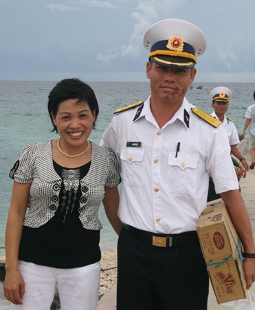 Tay trong tay bên bến cảng.