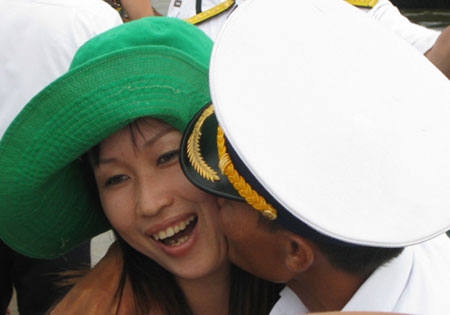 Vợ chồng gặp nhau trong hạnh phúc vô bờ