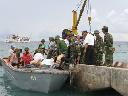 Xuồng vừa cập bến những cánh tay người thân đã tìm đến nhau