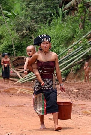 Cô gái dân tộc Lào ở Điện Biên vừa địu con vừa xách nước