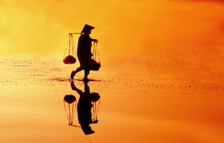 Bình minh trên đồng muối Hòn Khói