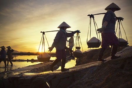 Gánh muối, gánh cả mặt trời thức giấc