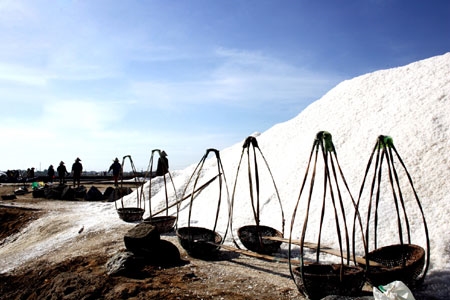 Phút nghỉ ngơi bên núi muối ngất cao