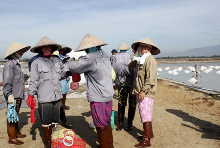 Chia nhau từng ngụm nước ngọt, và bữa ăn sáng vội vàng