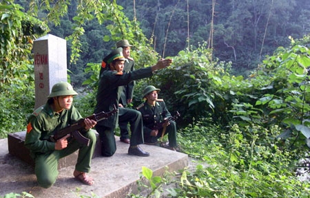 Bộ đội biên phòng trạm Kẻng Mỏ (nơi sông Đà chảy vào nước Việt) đang tuần tra biên giới