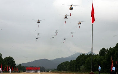 10 chiếc trực thăng tạo nhiều ấn tượng với các lực lượng khi bay qua lễ đài theo hình mũi tên.