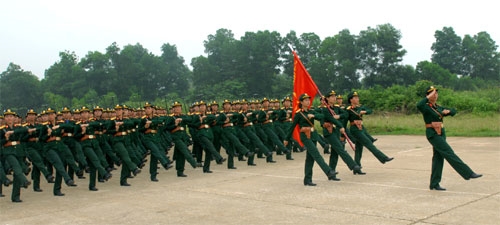 Khối nữ Thông tin liên lạc ngày nào cũng luyện tập bắt đầu từ 5 giờ sáng.