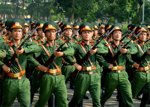 Khối học viên Trường Sĩ quan Lục quân 1 trên sân tập.