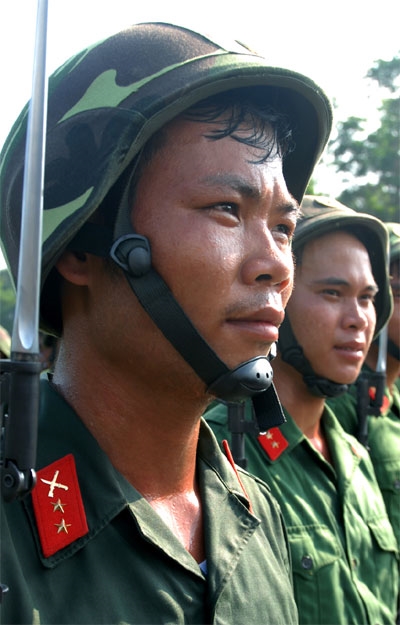 Sạm nắng và thấm đẫm mồ hôi.