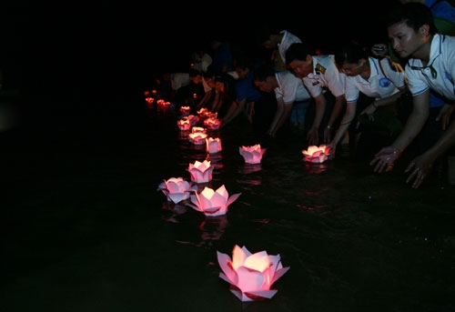 Hàng trăng ngọn nến đã được các bạn trẻ tự làm và thắm lên trong lễ thả đèn hoa đăng ở bến Vũng Rô.