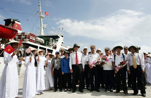 Tỉnh đoàn Phú Yên đón đoàn tại cảng Vũng Rô