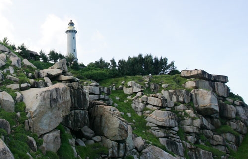 Ngọn hải đăng Đại Lãnh hơn 100 tuổi là điểm du lịch nổi tiếng của Phú Yên, nơi đón tia nắng đầu tiên trên dải đất hình chữ S xinh đẹp.