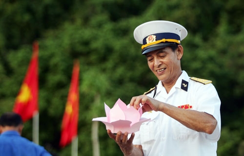 Bác Nguyễn Minh Tân cựu thủy thủ tàu không số cũng như nhiều cựu chiến binh khác cũng hào hứng tham gia cuộc thi cùng bạn trẻ.