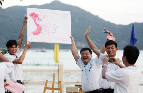 Niềm vui của các bạn trẻ Trung đội 3 khi hoàn thành bức tranh của mình sớm nhất.