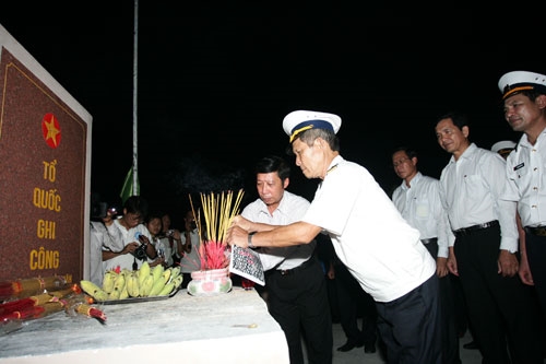 Đoàn hành trình cùng cán bộ, lãnh đạo tỉnh Phú Yên làm lễ dâng hương thả vòng hoa, đèn hoa đăng tại bến Vũng Rô tri ân các liệt sỹ của Đoàn tàu không số.