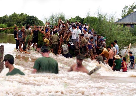 Bộ đội và dân quân tỉnh Đồng Tháp cứu đê Hồng Ngự bị vỡ.