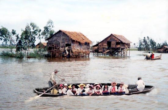 Xã An Long, huyện Tam Nông (Đồng Tháp) tổ chức các đội xuồng đưa học sinh đến lớp.