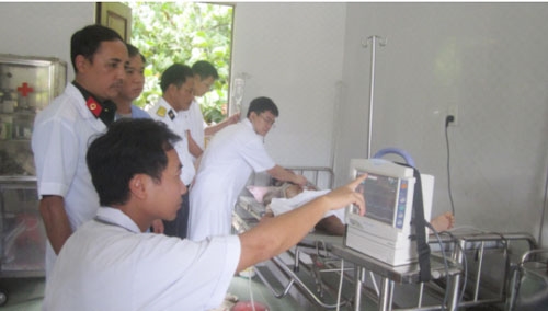 Tổ quân y Bệnh viện TƯQĐ 108 nối thành công cẳng chân ngư dân Phan Văn Nhuận, phường Phú Đông, Phú Yên bị cá mập nhám cắn đứt.