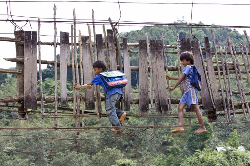 Không còn cách nào khác, muốn đến trường, trẻ em phải đi qua cây cầu đã hư hỏng