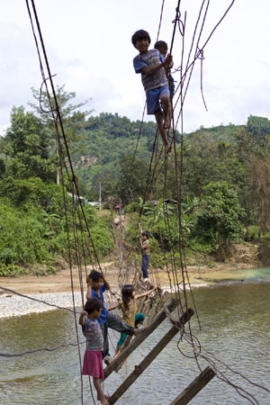 Trẻ em thường đi qua cây cầu đã hư hỏng nặng