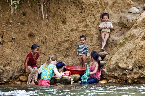 Khi nước lớn và chảy xiết thì việc giặt bên suối như thế này là rất nguy hiểm
