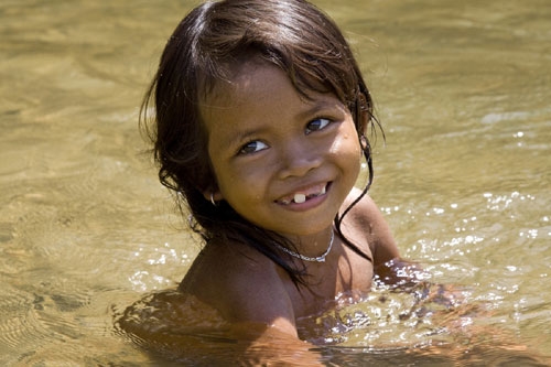 Ánh mắt hồn nhiên của em bé Rắc Lây bên dòng suối mát