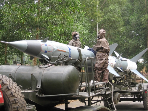 Nạp nhiên liệu cho đạn Tên lửa tại Phân đội 55