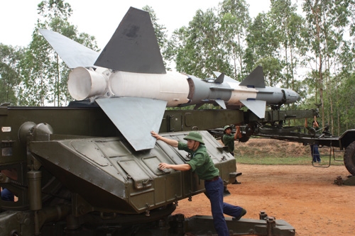 Tổ chức huấn luyện tháo nạp đạn tại Phân đội 52.